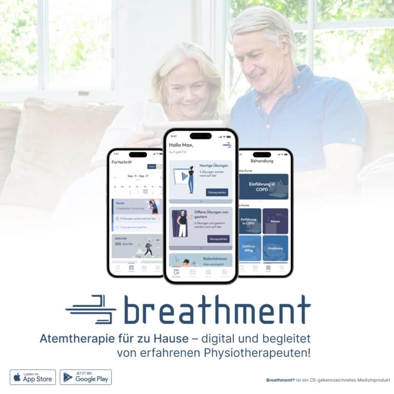 Ein älteres Paar sitzt lächelnd auf dem Sofa und schaut auf ein Tablet. Davor sind drei Smartphone-Ansichten der Breathment App zu sehen, die Atemübungen, Kurse und Fortschrittsanzeigen zeigen. Darunter steht der Text „Atemtherapie für zu Hause – digital und begleitet von erfahrenen Physiotherapeuten!“ sowie das Breathment Logo.